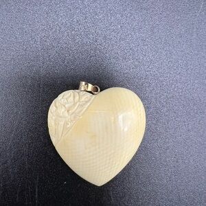 Vintage Elegant 14k Gold and Cream Heart Pendant